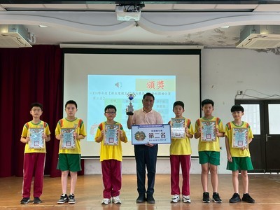 學校頒獎 五年級代表領獎